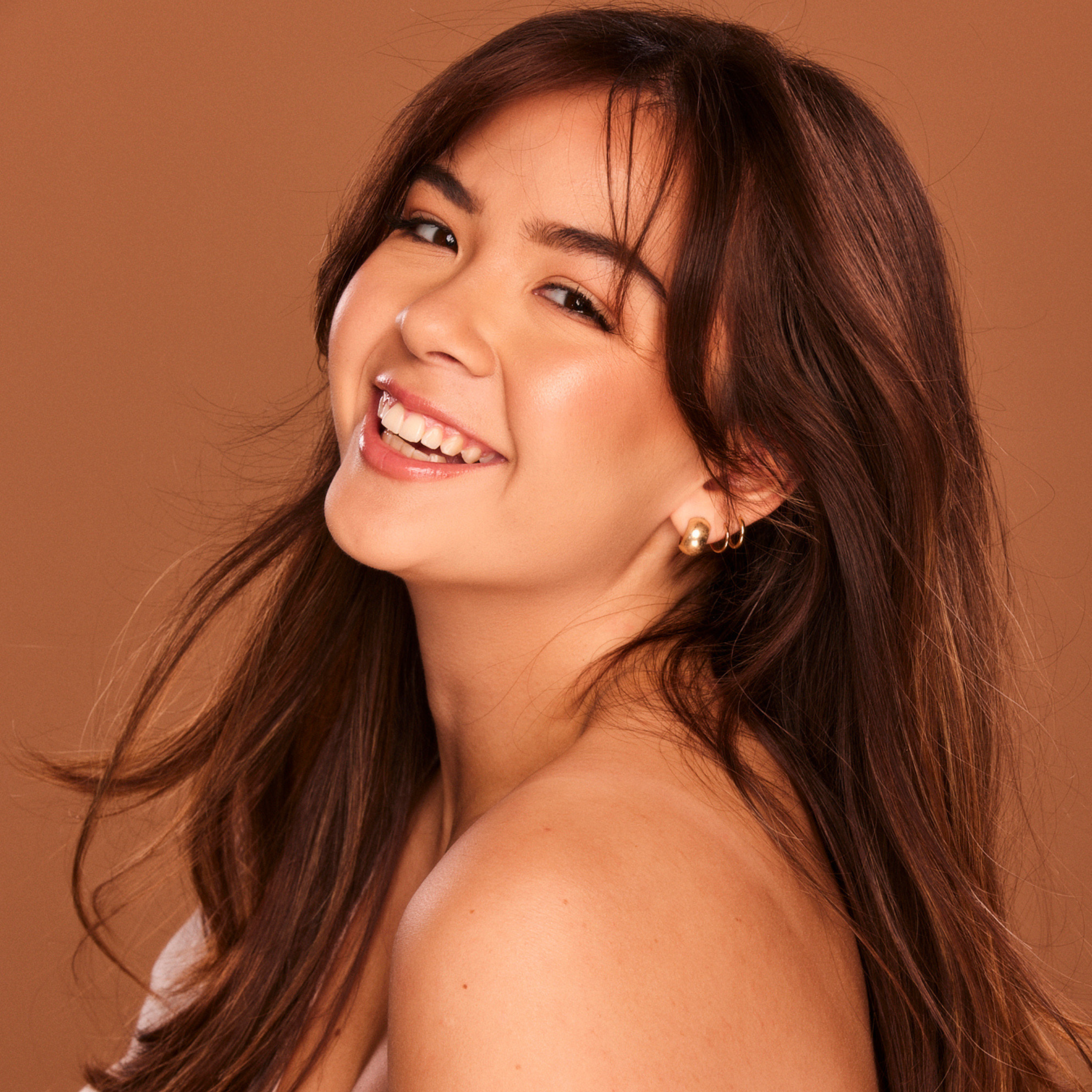 a burnette hair woman posing