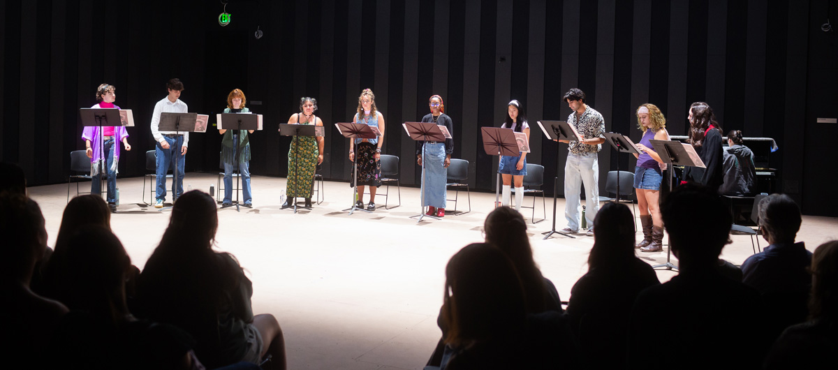 The cast of Jeannette performing before the audience.