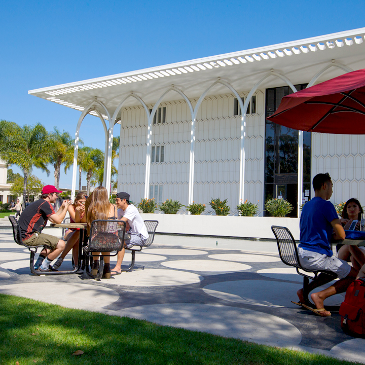 Students sitting at tables outside of Foley.