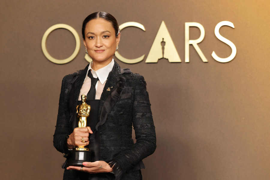 Photo of Autumn Durald Arkapaw with her Oscar.
